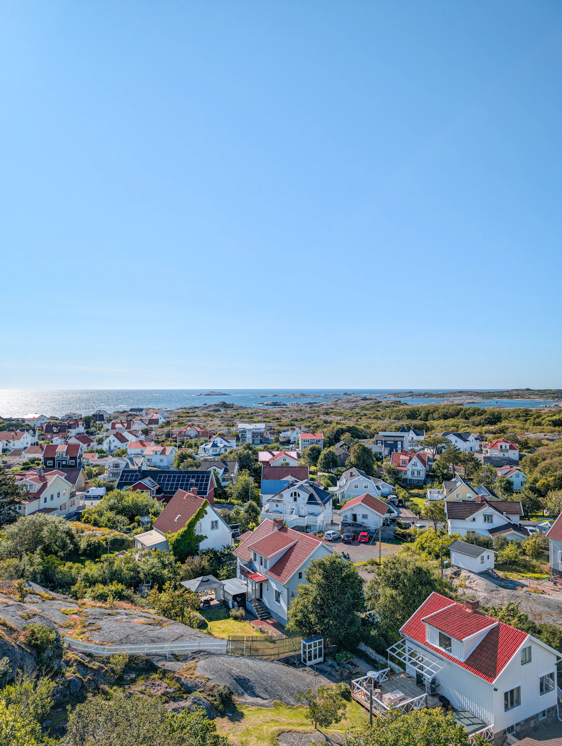 Flygfoto över kustsamhälle med villor