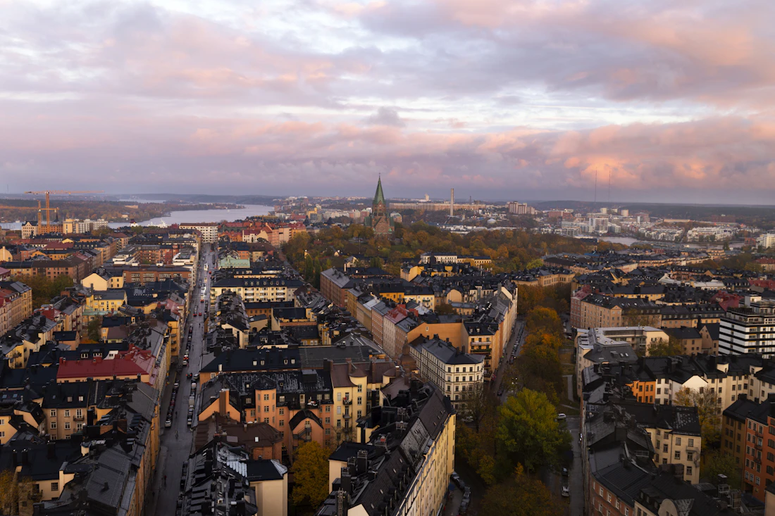 Svensk stad i skymning, sedd ovanifrån