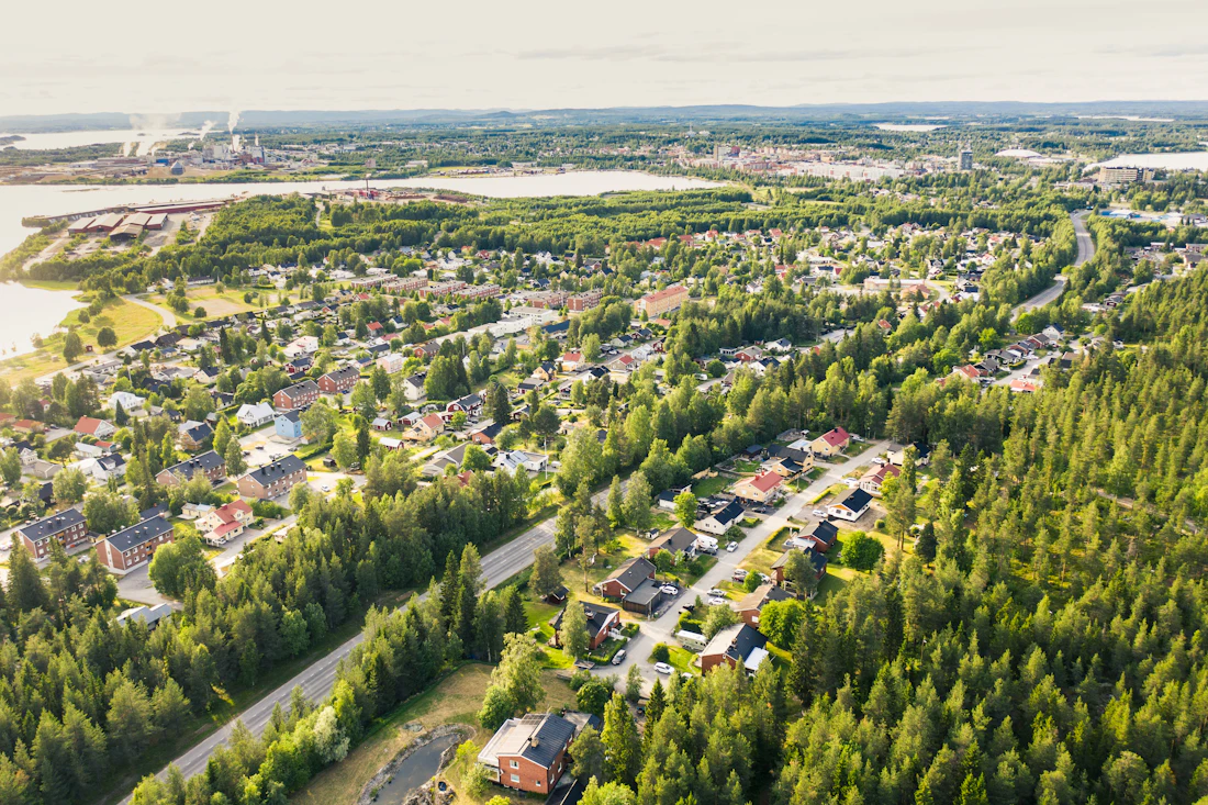 Flygfoto över svenskt villaområde